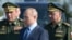 Presidenti rus, Vladimir Putin, i rrethuar nga gjenerali, Valery Gerasimov, (majtas) dhe ministri i Mbrojtjes, Sergei Shoigu.