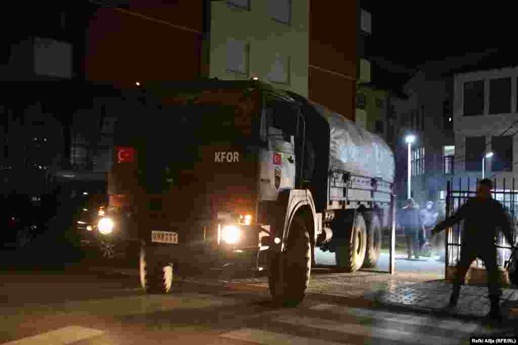 Një kamion i pjesëtarëve turq të KFOR-it, në Prizren, duke u nisur drejt Aeroportit Ndërkombëtar të Prishtinës &quot;Adem Jashari&quot;.