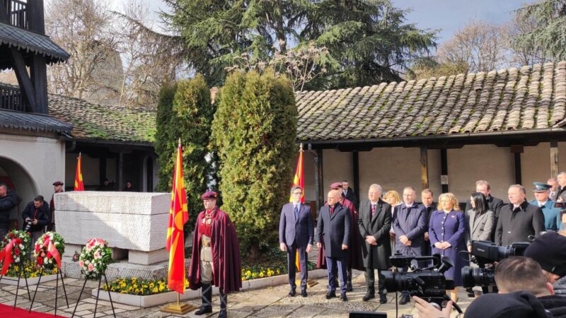 Македонскиот државен врв положи цвеќе на гробот на Гоце Делчев под силно полициско обезбедување 
