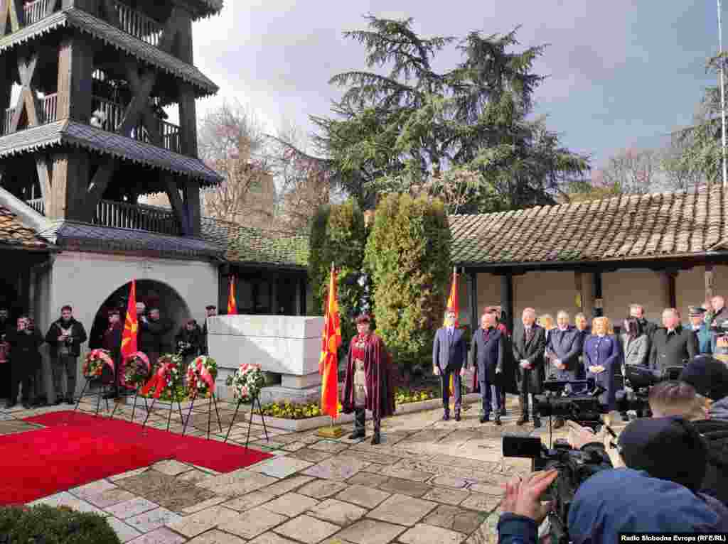 Претседателот Стево Пендаровски, премиерот Димитар Ковачевски, претставници на политичките партии, здруженија и организации претпладне положија цвеќе на гробот на Делчев
