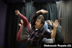 Репетиция спектакля по сценарию одного из актеров театра для людей с особыми потребностями в Киеве, Украина, 2021 год
