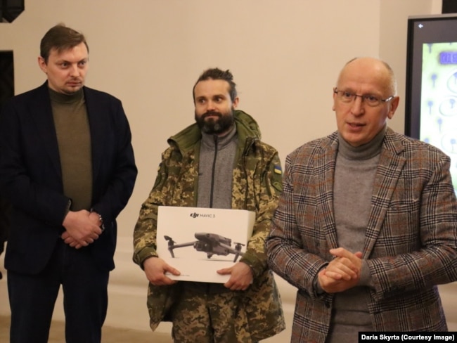 Станіслав Литвинов, оператор Михайло Шелест із подарованим від українців Лівану дроном, дипломат Ігор Осташ. 20 січня 2023 року
