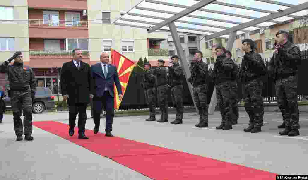 МАКЕДОНИЈА / БУГАРИЈА -&nbsp;Министерот за внатрешни работи Оливер Спасовски по денешната средба со неговиот бугарски колега Иван Демерџиев изјави дека разговарале за нападот врз генералниот секретар на бугарскиот клуб во Охрид, Христијан Пендиков и за претстојното чествување на роденденот на Гоце Делчев на 4 февруари.