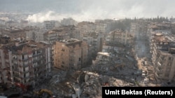 Një pamje ajrore tregon ndërtesa të dëmtuara dhe të shembura, si pasojë e tërmetit vdekjeprurës në Hatay, Turqi më 10 shkurt 2023.