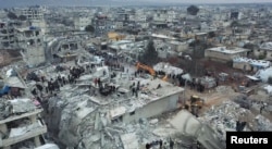  Спасители търсят оживели под отломки в Алепо, Северна Сирия, 7 февруари 2023 година 