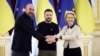 Președintele ucrainean Volodimir Zelenski (centru), președintele Comisiei Europene, Ursula von der Leyen și președintele Consiliului European, Charles Michel, își strâng mâna în timpul summitului UE-Ucraina de la Kiev, 3 februarie 2023