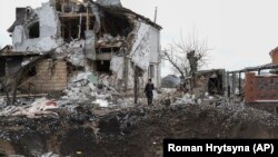 Multe dintre locuințele civilor din jurul Kievului au fost doborâte de rachete rusești.