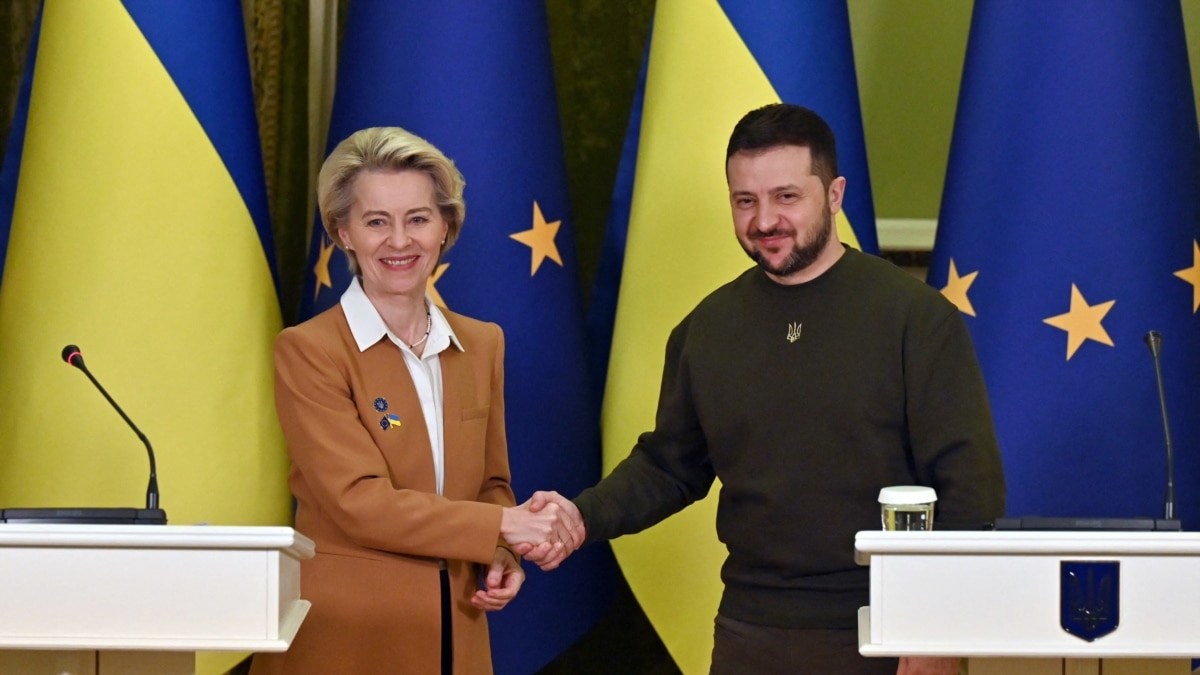 «Я тут, щоб обговорити шлях вступу України до ЄС». Президентка Єврокомісії прибула до Києва