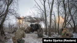 Припадниците на 3-та одделна јуришна бригада (Азовската единица) на вооружените сили на Украина пукаа со хаубица 2A65 Msta-B од 152 мм, среде рускиот напад врз Украина, во близина на Бахмут. Архивска фотографија - февруари 2023. 