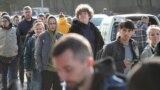 Қазақстанға Кремль жариялаған мобилизациядан қашып келген ресейліктер халыққа қызмет көрсету орталығында жеке сәйкестендіру нөмірін алуға кезекте тұр. Алматы, 3 қазан, 2022 жыл.