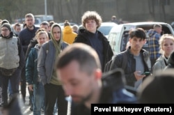 Бежавшие от мобилизации граждане России в очереди перед Центром обслуживания населения за получением индивидуального идентификационного номера. Казахстан, Алматы, 3 октября 2022 года