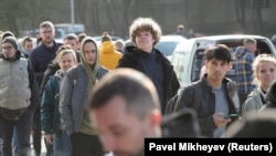 Бежавшие от мобилизации граждане России в очереди перед Центром обслуживания населения за получением индивидуального идентификационного номера, Алматы, 3 октября 2022 года