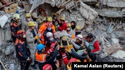 Рятувальники транспортують чоловіка, витягнутого живим з-під завалів у місті Хатай, Туреччина, 10 лютого 2023 року