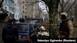 Holttestek a földön a Kijev melletti Brovari városában, ahol lakóházakra zuhant a belügyminisztert is szállító helikopter 2023. január 18-án