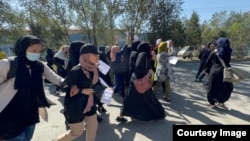 آرشیف، تظاهرات شماری از زنان معترض افغان در اعتراض به محدودیت‌های طالبان
