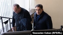 Alexandr Stoianoglo (dreapta) și avocatul său, mergând la audieri în unul din cele cinci procese penale pe rol împotriva sa, Chisinau, ianuarie 2023