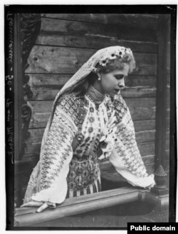 Regina Maria a României purtând ie.