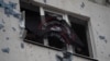 Флаг ЧВК "Вагнер" на окне жилого дома в зоне боевых действий в Украине