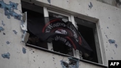 Флаг "вагнеровцев" на здании в одном из оккупированных армией РФ украинских селений. Дата съемки неизвестна