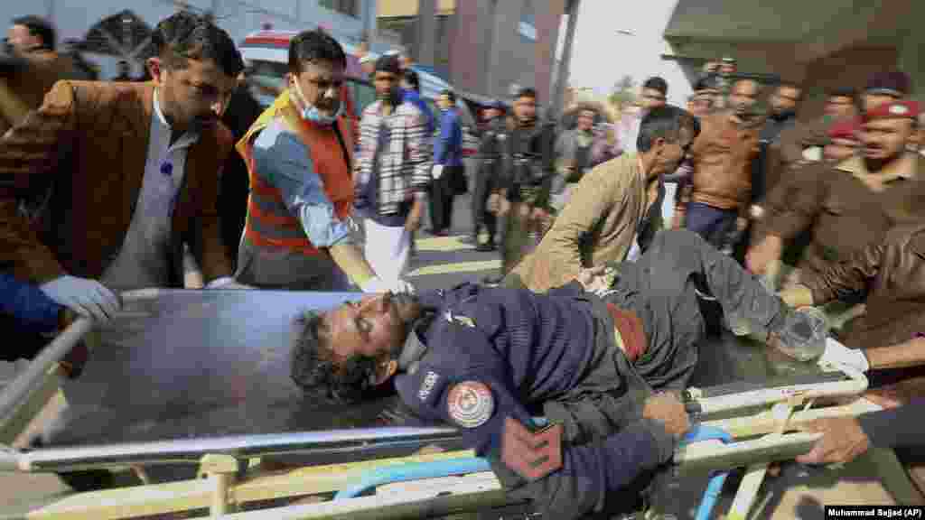 Sebesültet szállítanak el a merénylet helyszínéről. Egy pakisztáni tálib csoport vállalta&nbsp;magára a mecsetben elkövetett öngyilkos merényletet. Az áldozatok többsége rendőr volt