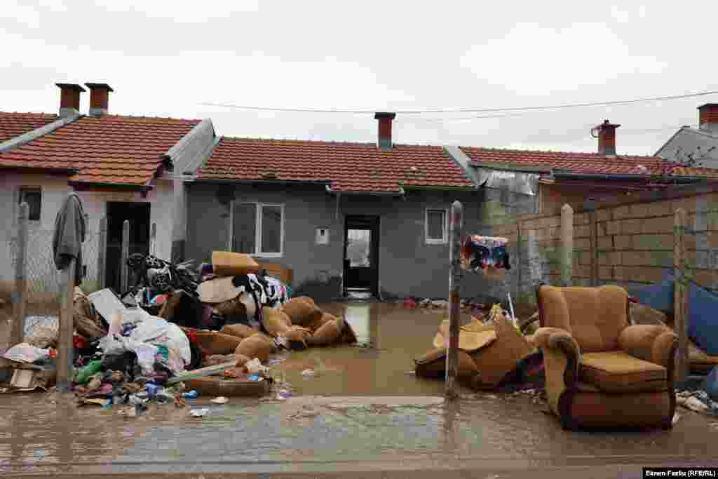 Një shtëpi e dëmtuar nga përmbytjet në Mitrovicën e Jugut.