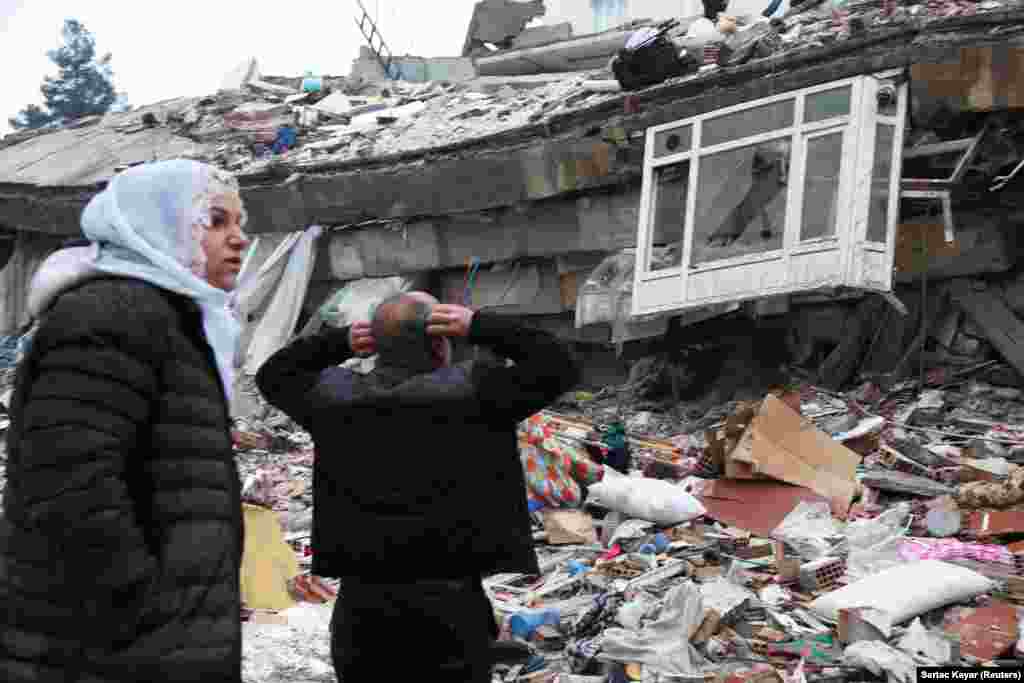 На фото &ndash; последствия разрушений в турецком городе Диярбакыр.&nbsp;Здесь во время землетрясения обрушилось восьмиэтажное здание