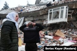 Túlélőket keresnek az épületek romjai között a törökországi Diyarbakirban 2023. február 6-án.