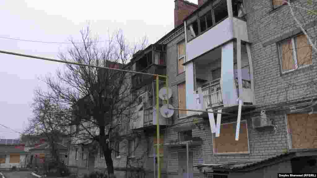 Розбиті вікна пошкоджених будинків українці традиційно закривають фанерою