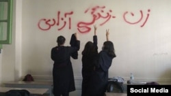اعتراضات دانش‌آموزان دختر در مدارس علیه حجاب اجباری و در همبستگی با جنبش «زن زندگی آزادی»