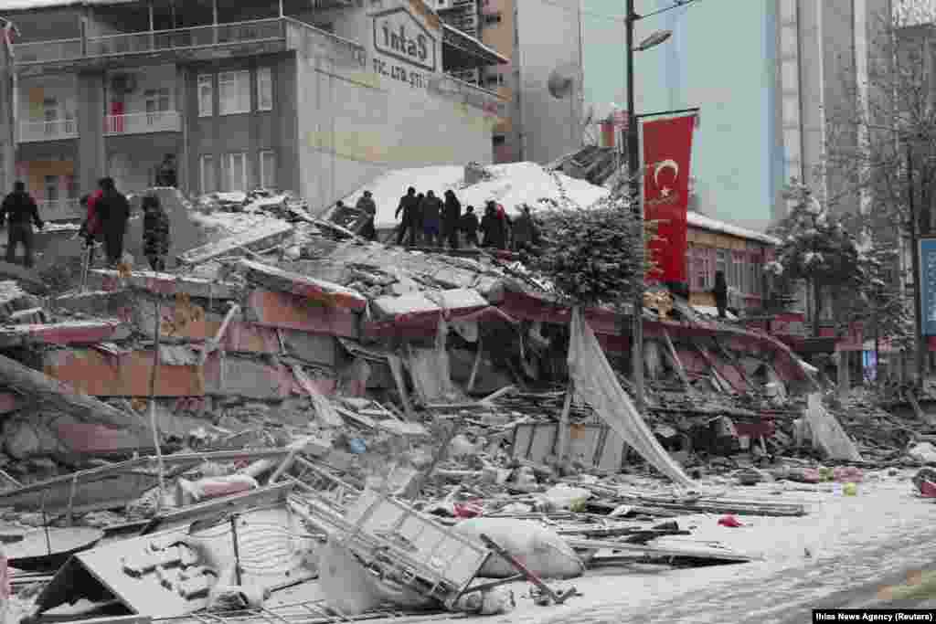 Землетрясение произошло в турецкой провинции Кахраманмараш на глубине 7 км в 4:17 по местному времени (совпадает с крымским), многие люди спали