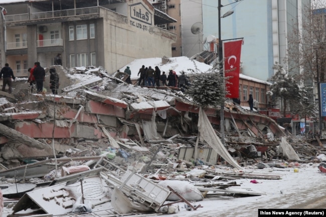 Ekipet e shpëtimit nxjerrin një person nga një ndërtesë e shembur pas një tërmeti në Malatya, Turqi më 6 shkurt 2023.