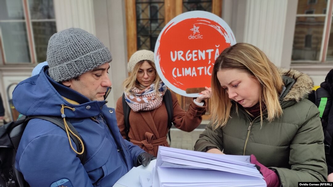 Reprezentanţii comunităţii Declic au deschis marţi, la Curtea de Apel Cluj, primul proces pe climă împotriva statului român. Iniţiatorii reclamă lipsa măsurilor de combatere a schimbărilor climatice şi cer sancţionarea financiară a miniştrilor responsabili.