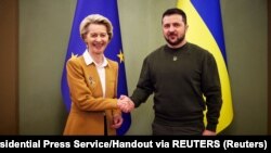 Președinta Comisiei Europene, Ursula von der Leyen, dând mâna cu președintele ucrainean Volodimir Zelenski, în februarie 2023, la un summit UE-Ucraina, la Kiev. 