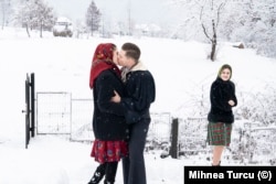 Tineri săteni de origine ucraineană se sărută într-un cimitir local din nordul României în 2022.