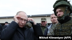 Владимир Путин во время посещения военного учебного центра для мобилизованных, 2022 год
