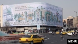 یک تبلیغ حکومتی که ششم بهمن ۱۴۰۱، پس از نخستین جهش قیمت دلار به بالای ۵۰ هزار تومان، در میدان انقلاب تهران نصب شد