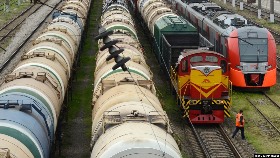 Trenuri cu produse petroliere în gara Krasnodar, 14 aprilie 2020.