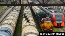 Поезд с цистернами нефти в Краснодаре, РФ. Иллюстративное фото