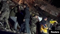 Spsilačke ekipe iznose povrijeđenu osobu nakon potresa u Dijabakiru, Turska, 6. februar 2023.