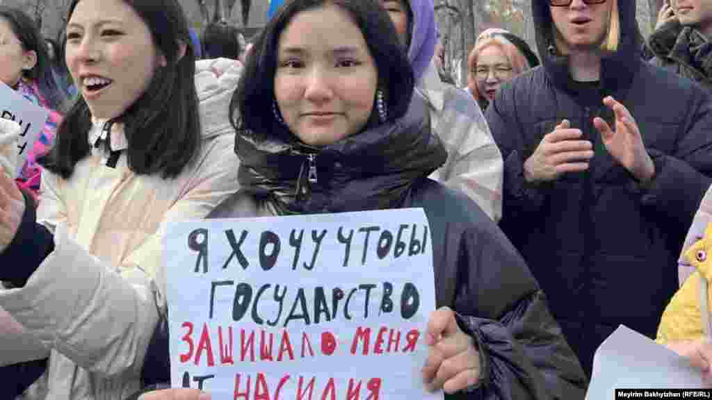 Девушка держит плакат с&nbsp;надписью: &laquo;Я&nbsp;хочу, чтобы государство защищало меня от&nbsp;насилия&raquo;. Алматы, 5&nbsp;февраля 2023 года