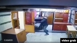 Скриншот видео момента атаки на посольство Азербайджана в Иране