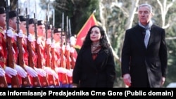 Presidentja e Kosovës, Vjosa Osmani, dhe presidenti i Malit të Zi, Millo Gjukanoviq. 7 shkurt 2023. 