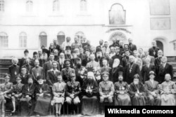 Духовенство Псковской православной миссии и немецкие военные во Псково-Печерском монастыре