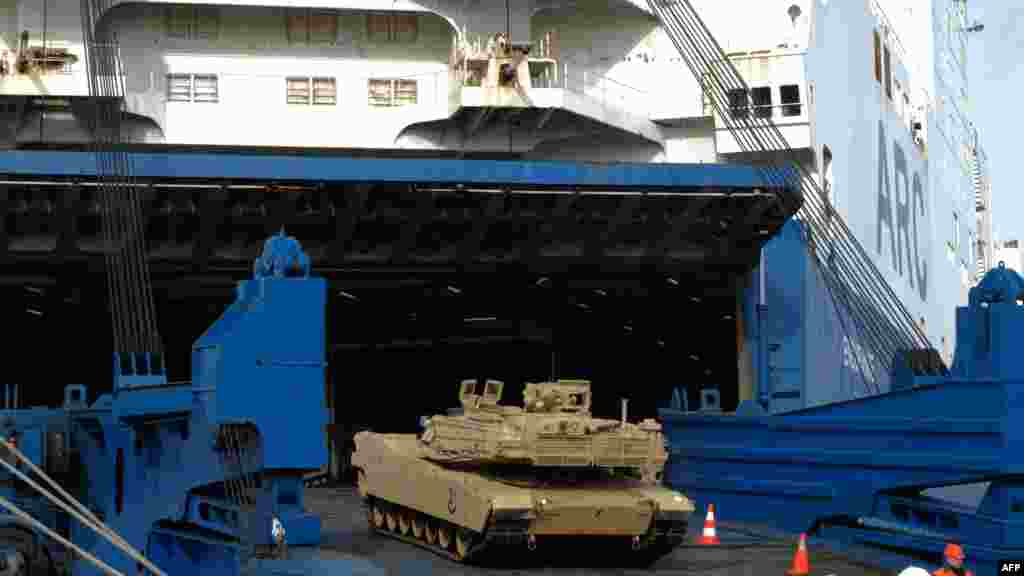 M1 Abrams harckocsikat pakolnak ki a németországi Bremerhavenben 2020. február 21-én. Mark Hertlingnek, az Európában állomásozó amerikai szárazföldi erők korábbi parancsnokának becslése szerint a német gyártmányú Leopard 2 harckocsik már márciusban az ukrán harctereken lehetnek, míg az amerikai tankok, amelyeknek több logisztikai támogatásra van szükségük, több mint nyolc hónap múlva érkezhetnek meg