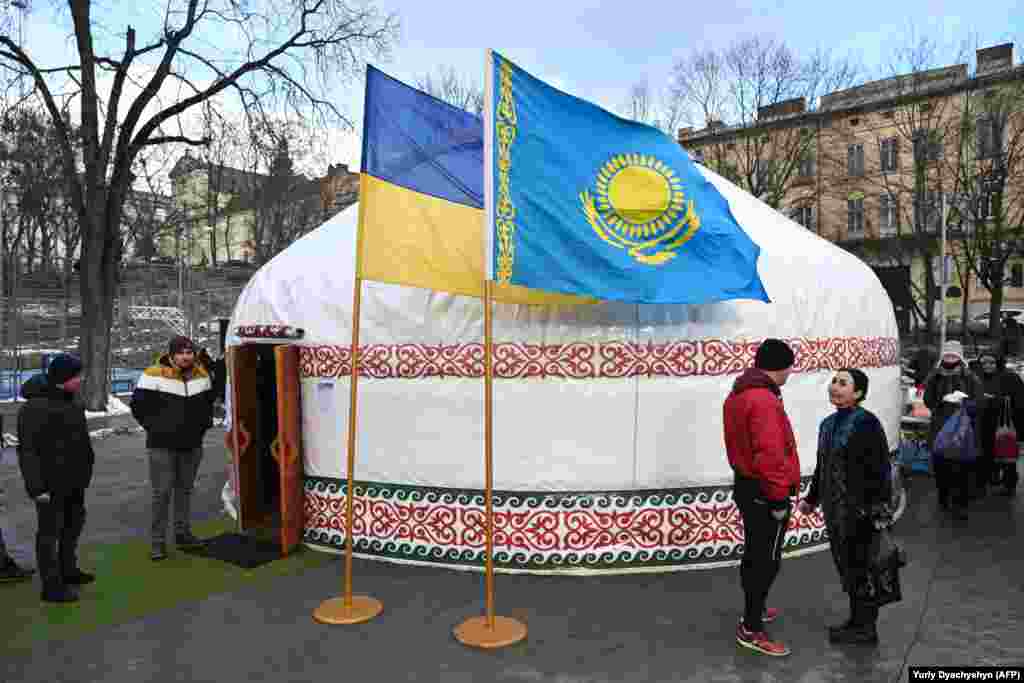 Казахська юрта у Львові. Україна, 1 лютого 2023 року Казахстан, як союзник Росії, напряму не засудив російське вторгнення в Україну, але офіційна Астана кілька разів заявляла про підтримку територіальної цілісності України. &nbsp;