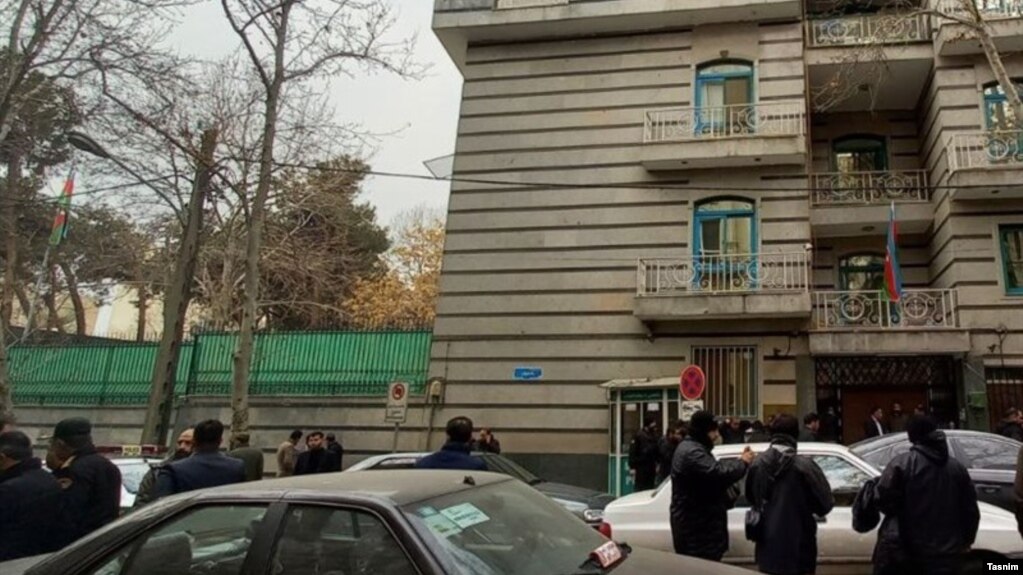 ازدحام ماموران در برابر محل وقوع حمله