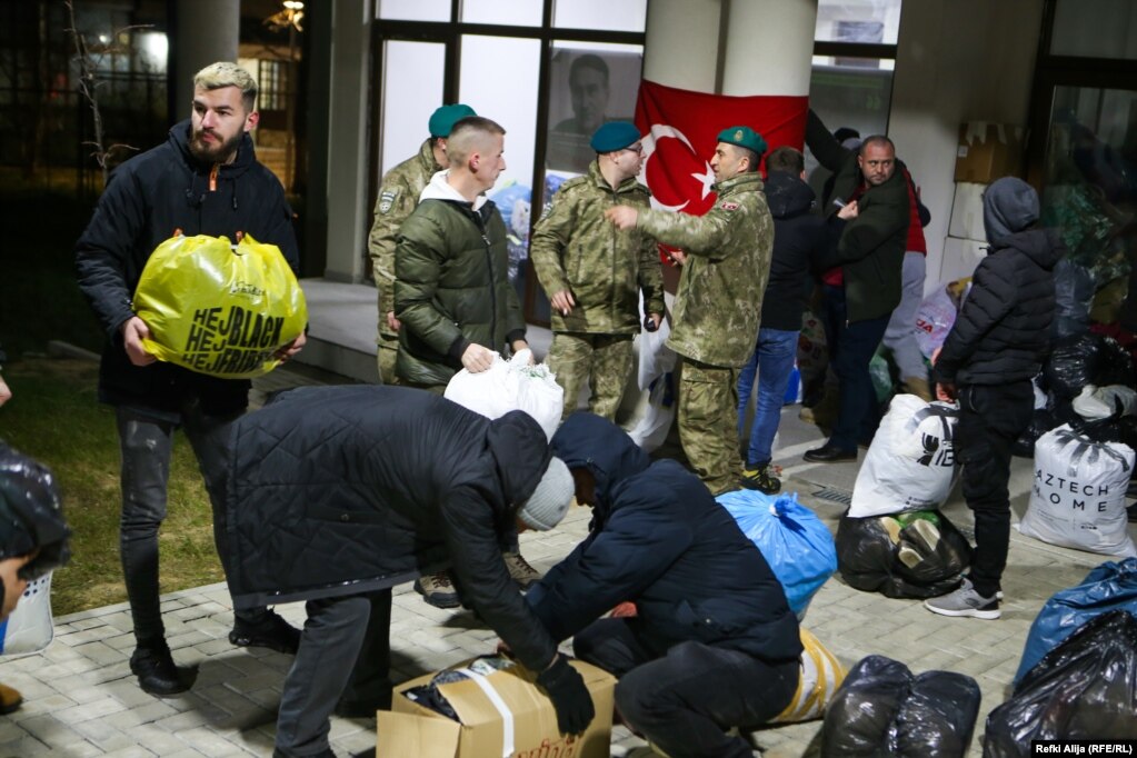 Pjesëtarët e kontingjentit turk të misionit të NATO-s në Kosovë (KFOR) duke organizuar transportimin e ndihmave. Përveç ndihmave, pjesëtarë të forcave ushtarake të shumë vendeve të botës janë nisur për në Turqi e Siri, që të ndihmojnë në operacionet e kërkim-shpëtimit.