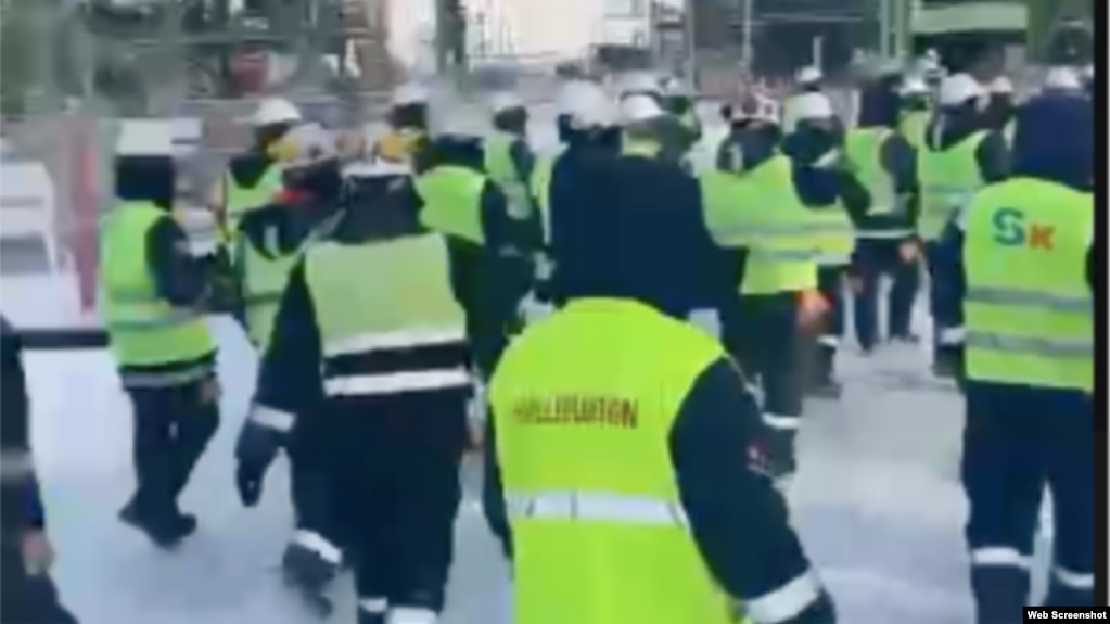 Рабочие компании Senimdi Kurylys, вышедшие на забастовку в Атырауской области
