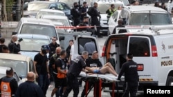 انتقال یکی از مجروحان حادثه تیراندازی در محله «نوه یعکوو»