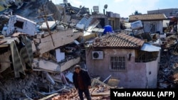 ადგილობრივი კაცი მიწისძვრით დანგრეულ სახლებთან. თურქეთი, ქალაქი ჰატაი 11 თებერვალი 2023 წელი